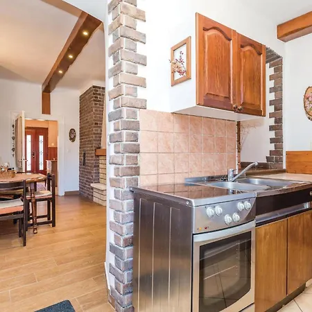 5 Bedroom Lovely In Gorski Kotar Casa de Férias